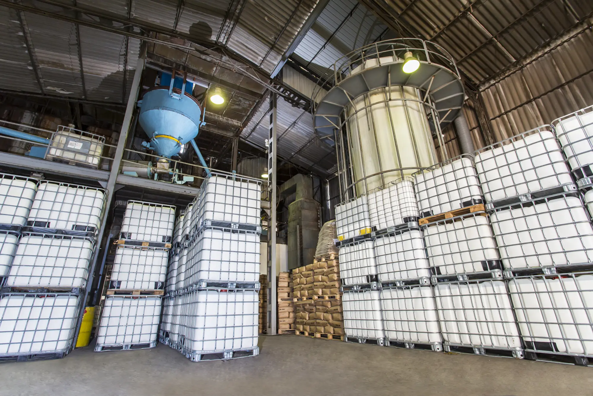 DİPER deposunda paletler üzerinde sıralanmış IBC tankları